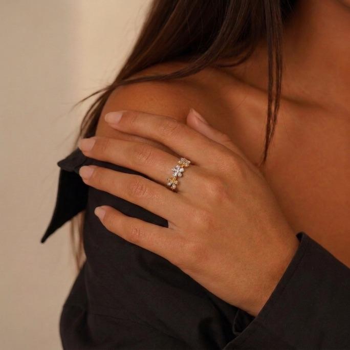 ANEL REGULAVEL 7 FLORES LADO A LADO CRAVEJADO COM ZIRCONIA CRISTAL - BANHADO A OURO 18K