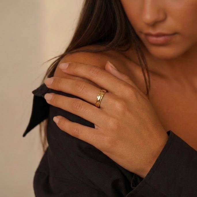 ANEL SIMPLES TRABALHADO COM DETALHES Nª17 - BANHADO A OURO 18K