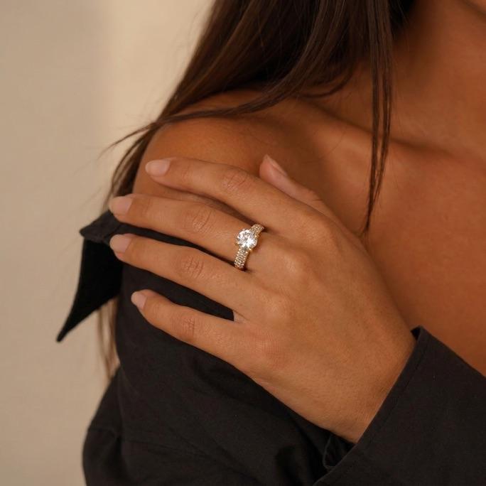 ANEL SOLITÁRIO FILIERA TRIPLA ZIRCONIA CRISTAL COM PONTO DE LUZ GRANDE - BANHADO A OURO 18K