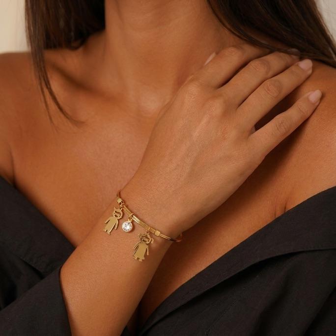 BRACELETE ARO RIGIDO COM CASAL PENDURADO E PONTO DE LUZ - BANHADO A OURO 18K