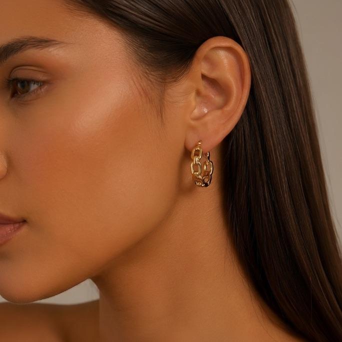 BRINCO ARGOLA CARTHIE GRANDE LISA - BANHADO A OURO 18K