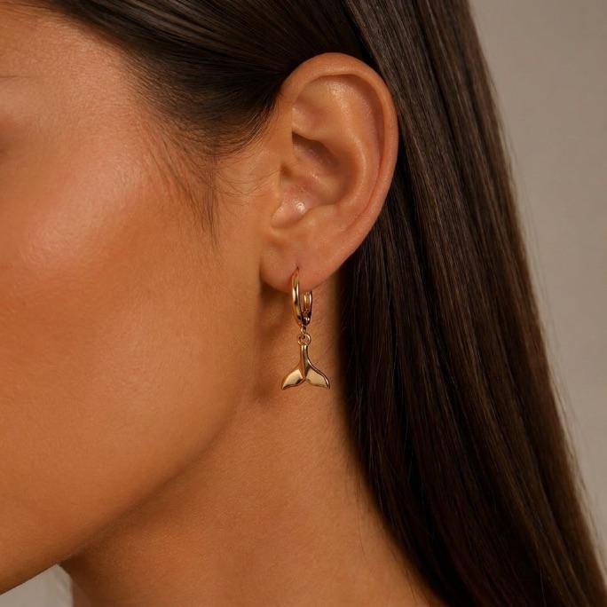 BRINCO ARGOLA COM PENDURICALHO RABO DE BALEIA LISO - BANHADO A OURO 18K