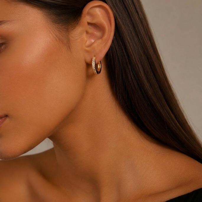 BRINCO ARGOLA FILEIRA UNICA ZIRCONIA CRISTAL MÉDIO- BANHADO A OURO 18K