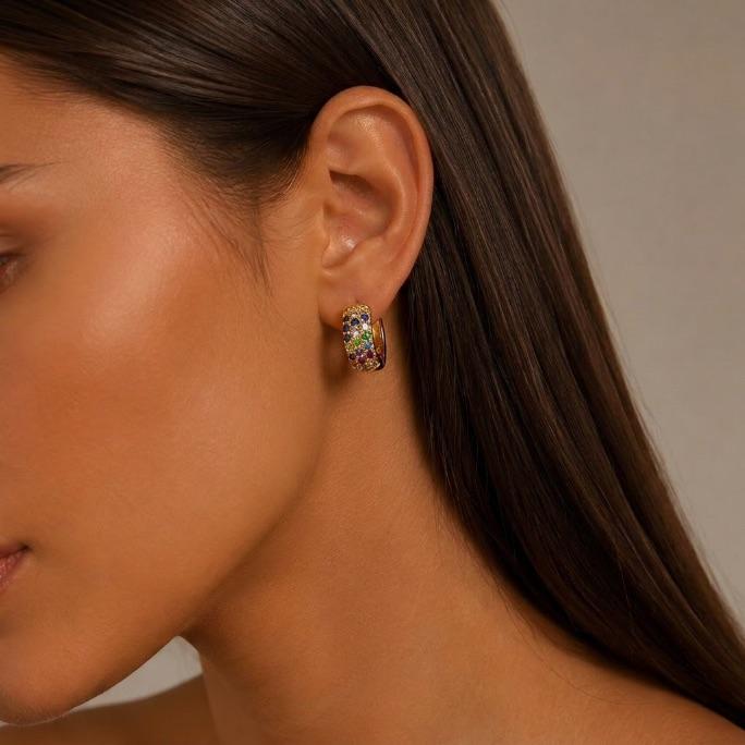 BRINCO ARGOLA PEQUENA COM FILEIRA DUPLA ZIRCONIA COLORIDA - BANHADO A OURO 18K