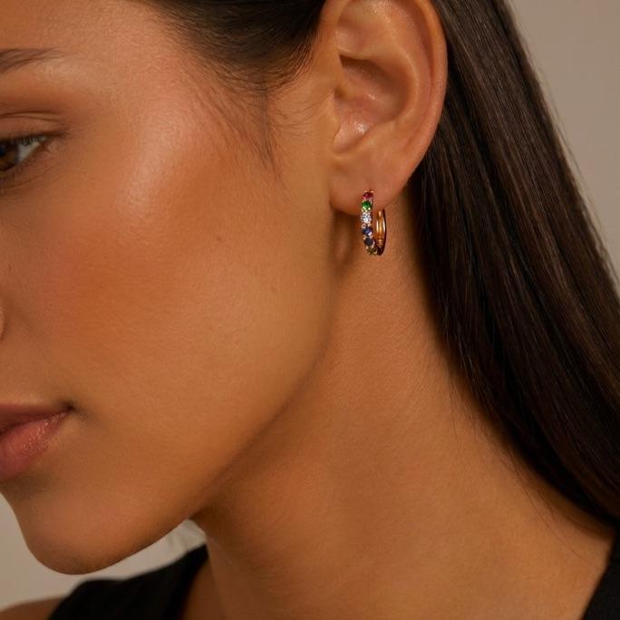 BRINCO ARGOLA PEQUENA FINA FILEIRA UNICA CRAVADA COM MICRO ZIRCONIA COLORIDA SEM APLICAÇÃO DE RODIO - BANHADO A OURO 18K