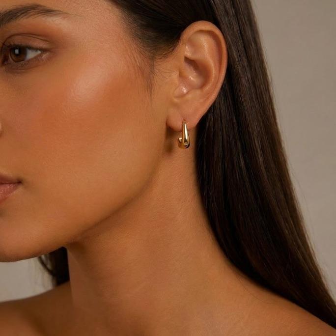BRINCO ARGOLA PEQUENA QUADRADO COM DETALHE CURVADO NA PONTA - BANHADO A OURO 18K