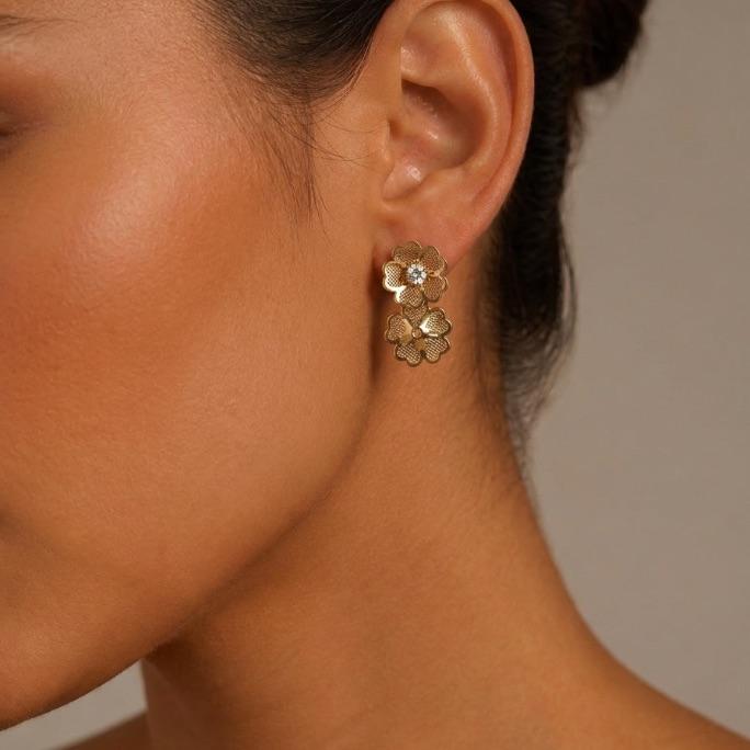 BRINCO COM PENDURICALHO FLOR DUPLA COM PONTO DE LUZ CRISTAL  - BANHADO A OURO 18K