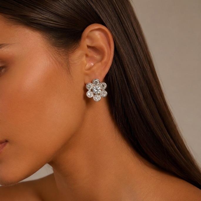 BRINCO FLOR MÉDIA COM ZIRCONIA CRISTAL - BANHADO A PRATA 925