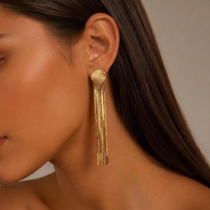 BRINCO MEDIO REDONDO FOSCO COM FRANJA PENDURADA- BANHADO A OURO 18K