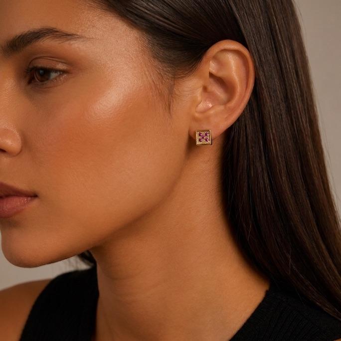 BRINCO PEQUENO GRANDE QUADRADO COM 4 PEDRA ZIRCONIA VERMELHA - BANHADO A OURO 18K