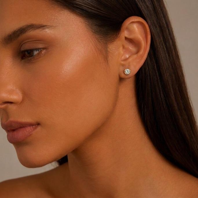 BRINCO PEQUENO PONTO DE LUZ REDONDO CRISTAL COM BOLINHAS - BANHADO A OURO 18K