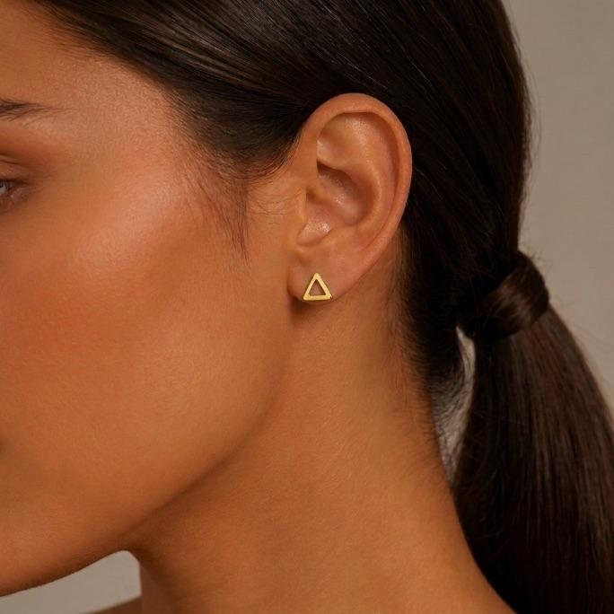 BRINCO PEQUENO TRIÂNGULO MÉDIO LISO - BANHADO A OURO 18K
