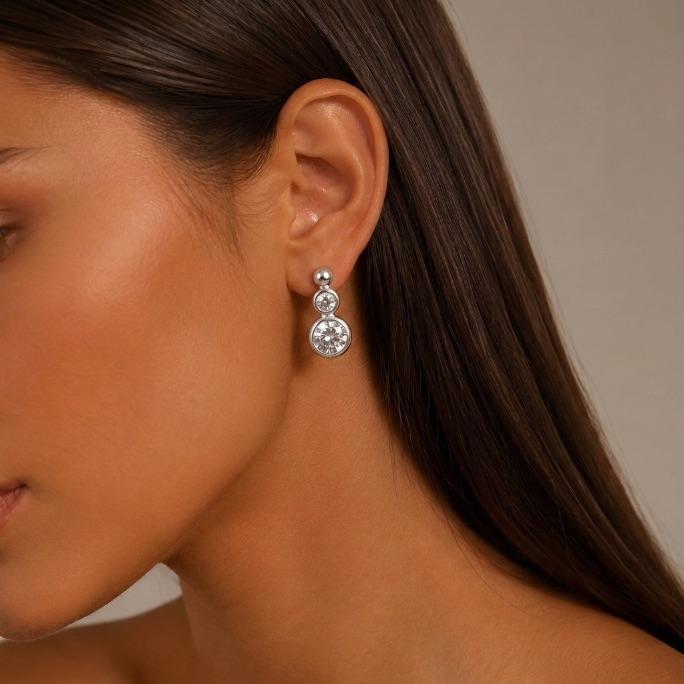 BRINCO PONTO DE LUZ BOLINHA TRIPLA ZIRCONIA CRISTAL - BANHADO A PRATA 925