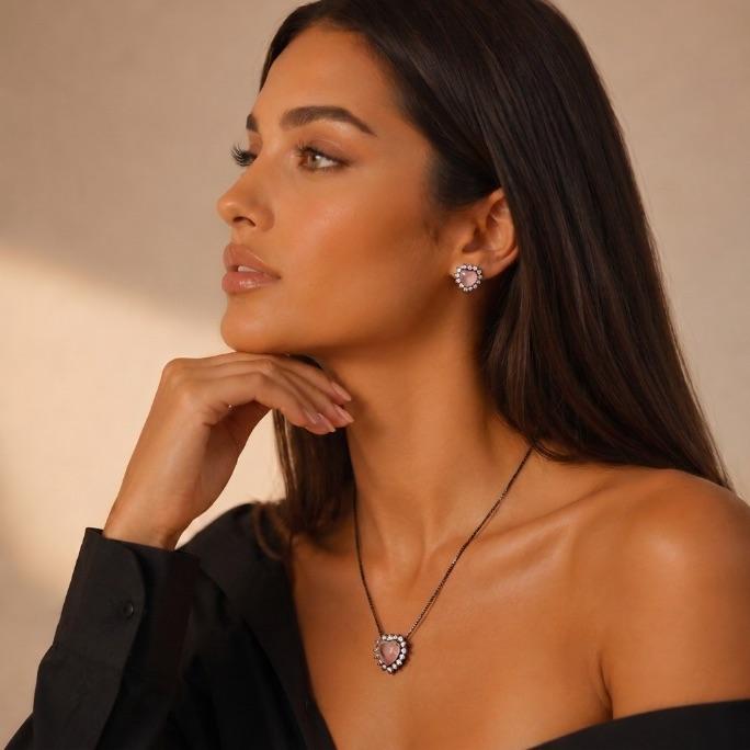 CONJUNTO CORAÇÃO PEQUENO COM ZIRCÔNIA BEGE E ZIRCÔNIA CRISTAL -BANHADO A RÓDIO NEGRO