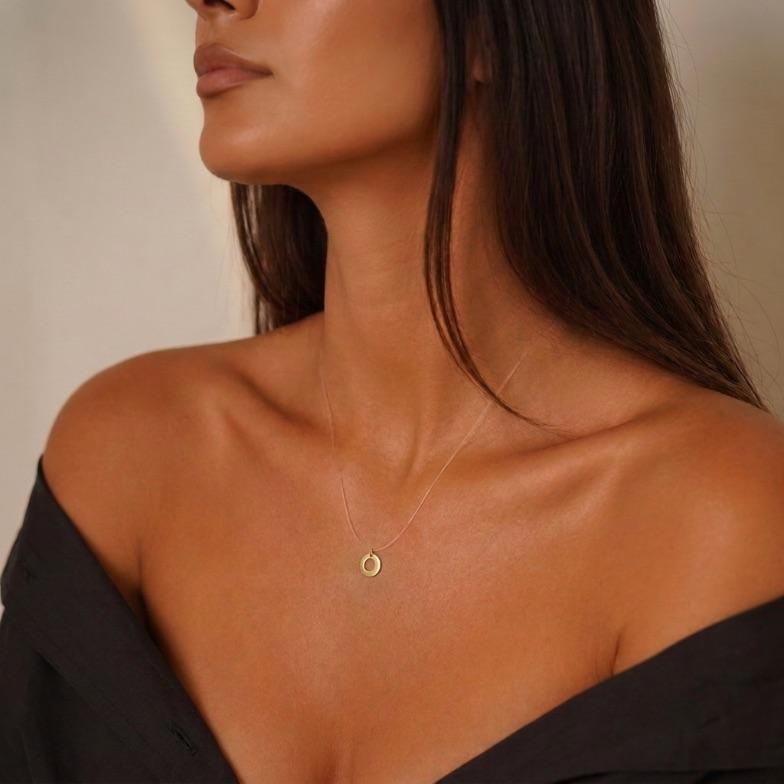CORRENTE FIO DE SILICONE COM PINGENTE  INCIAL O SIMPLES - BANHADO A OURO 18K