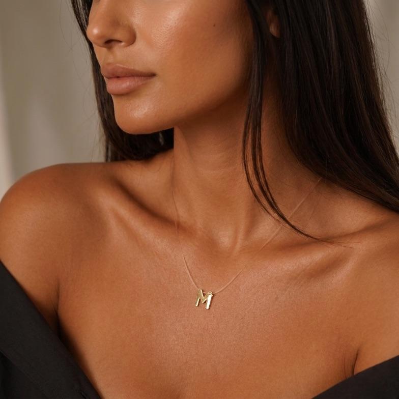 CORRENTE FIO DE SILICONE COM PINGENTE INICIAL M SIMPLES- BANHADO A OURO 18K