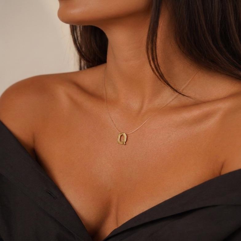 CORRENTE FIO DE SILICONE COM PINGENTE INICIAL Q SIMPLES- BANHADO A OURO 18K