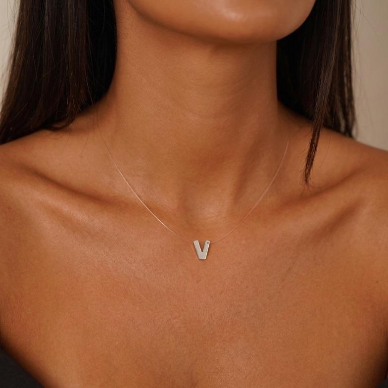 CORRENTE FIO DE SILICONE COM PINGENTE  INICIAL V SIMPLES  - BANHADO A PRATA 925