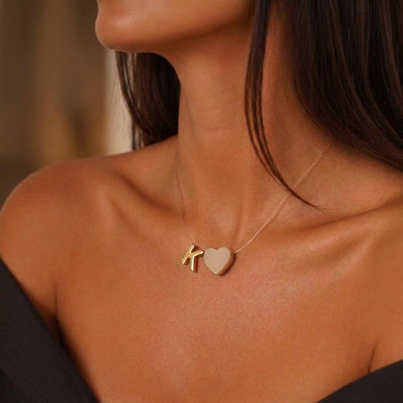 CORRENTE FIO DE SILICONE COM PINGENTE MADREPÉROLA CORAÇÃO E INCIAL PEQUENA K - BANHADO A OURO 18K