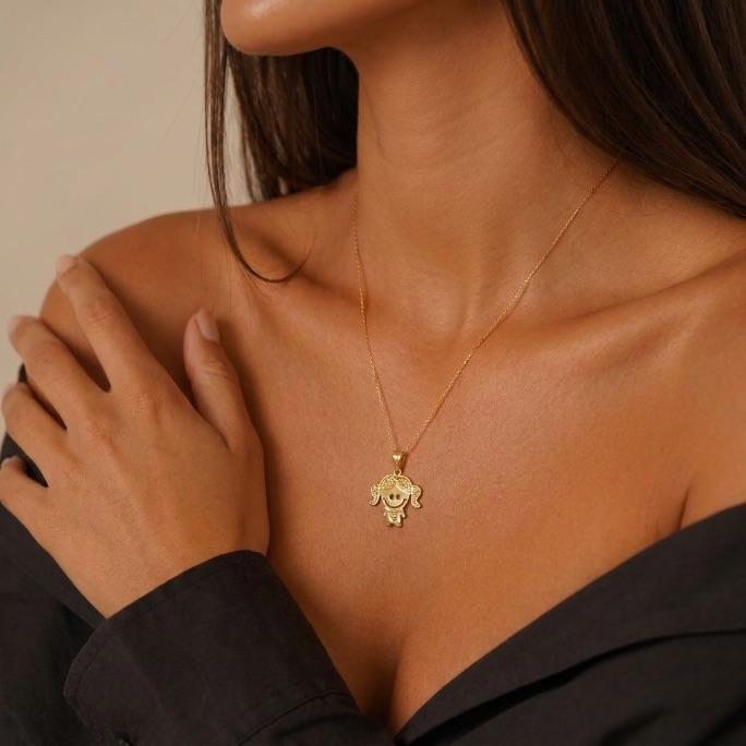 CORRENTE VENEZIANA  BONECO MÉDIO MENINA COM BONÉ VAZADO LISO COM EXTENSOR - BANHADO A OURO 18K