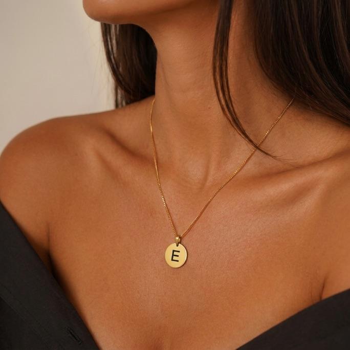 CORRENTE VENEZIANA COM PINGENTE MEDALHA GRAVAÇÃO A LASER E INICIAL E - BANHADO A OURO 18K