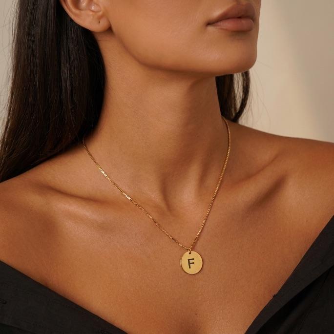 CORRENTE VENEZIANA COM PINGENTE MEDALHA GRAVAÇÃO A LASER E INICIAL F - BANHADO A OURO 18K