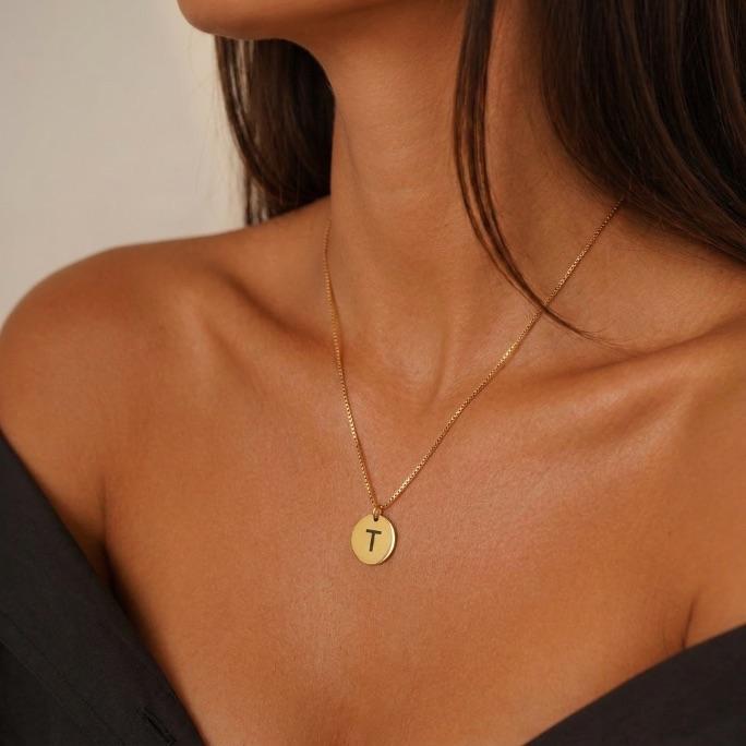 CORRENTE VENEZIANA COM PINGENTE MEDALHA GRAVAÇÃO LASER E INICIAL T - BANHADO A OURO 18K
