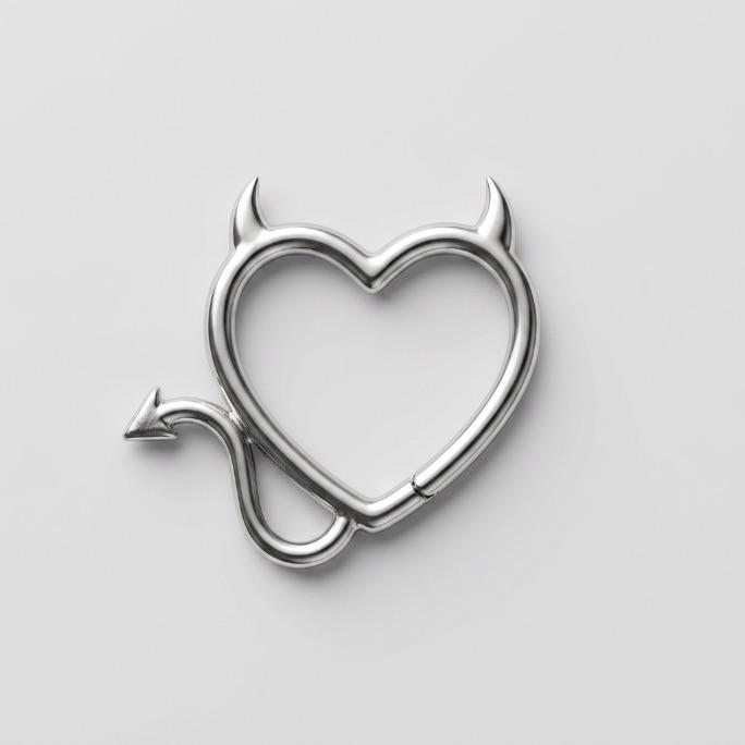 PIERCING CORAÇÃO DIABINHO  - BANHADO A RÓDIO BRANCO