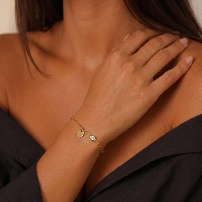 PULSEIRA ELO CARTHIE FINO COM MEDALHAS E PONTO DE LUZ CRISTAL - BANHADO A OURO 18K