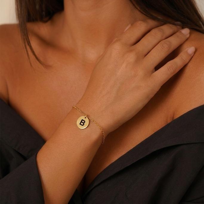 PULSEIRA ELO PORTUGUES FINO COM MEDALHA E INICIAL B EM FOTOGRAVAÇÃO- BANHADO A OURO 18K