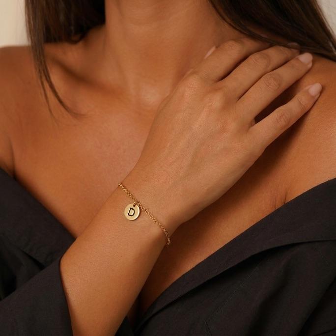 PULSEIRA ELO PORTUGUES FINO COM MEDALHA E INICIAL D EM FOTOGRAVAÇÃO- BANHADO A OURO 18K