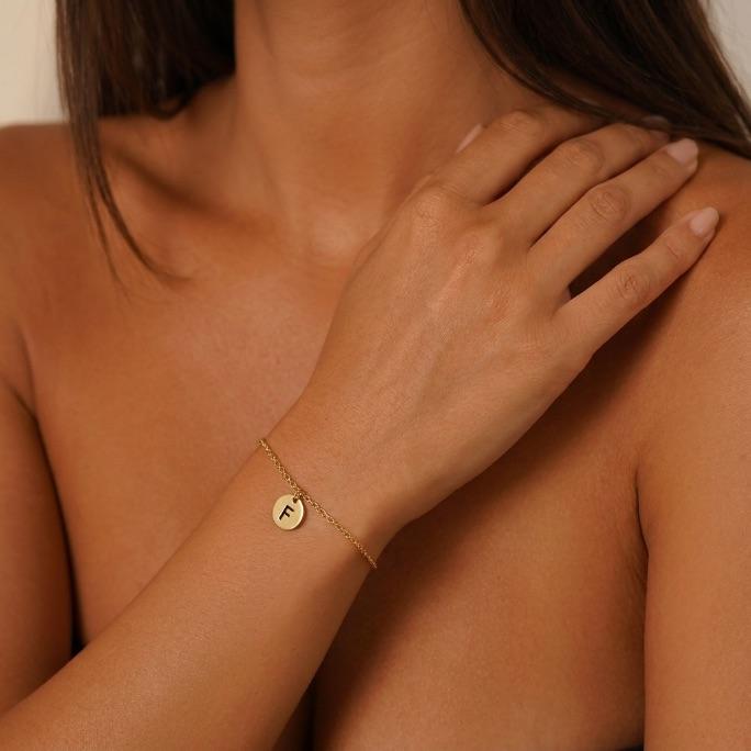 PULSEIRA ELO PORTUGUES FINO COM MEDALHA E INICIAL F EM FOTOGRAVAÇÃO- BANHADO A OURO 18K