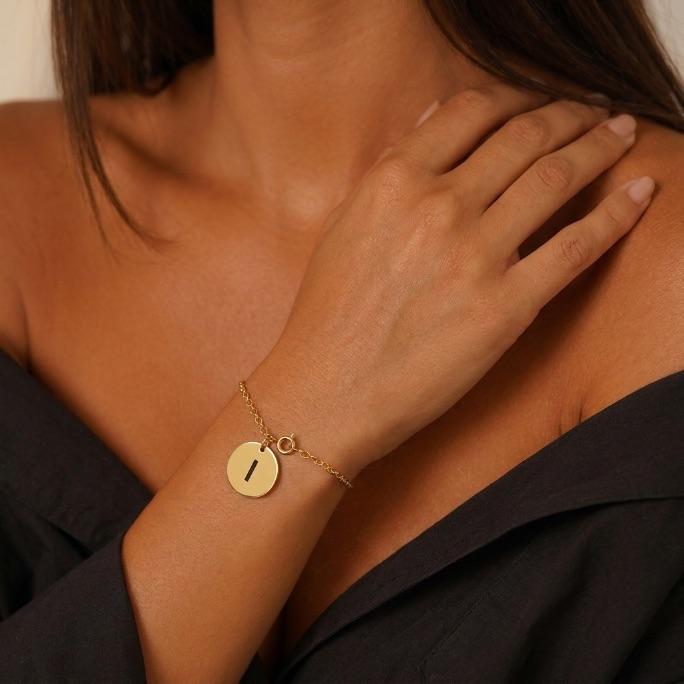 PULSEIRA ELO PORTUGUES FINO COM MEDALHA E INICIAL I EM FOTOGRAVAÇÃO- BANHADO A OURO 18K