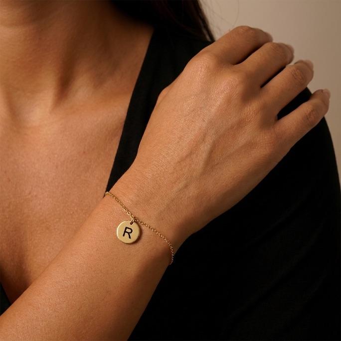 PULSEIRA ELO PORTUGUES FINO COM MEDALHA E INICIAL R EM FOTOGRAVAÇÃO- BANHADO A OURO 18K