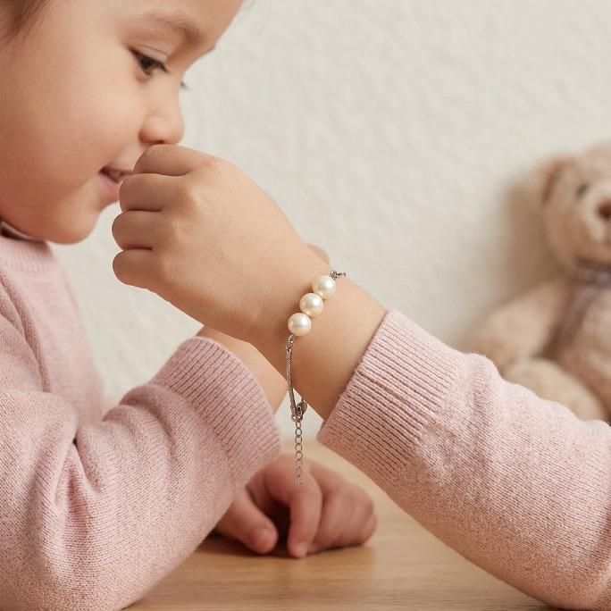 PULSEIRA INFANTIL COM PÉROLAS TRIPLAS COM EXTENSOR- BANHADO A RÓDIO BRANCO