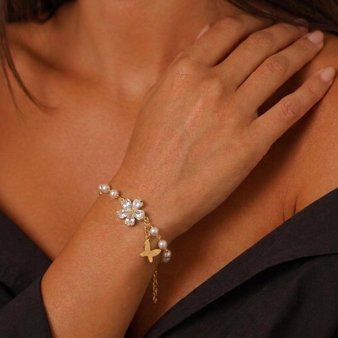 PULSEIRA PÉROLA COM FLOR EM NAVETE CRISTAL E BORBOLETA LISA PENDURADA E EXTENSOR - BANHADO A OURO 18K