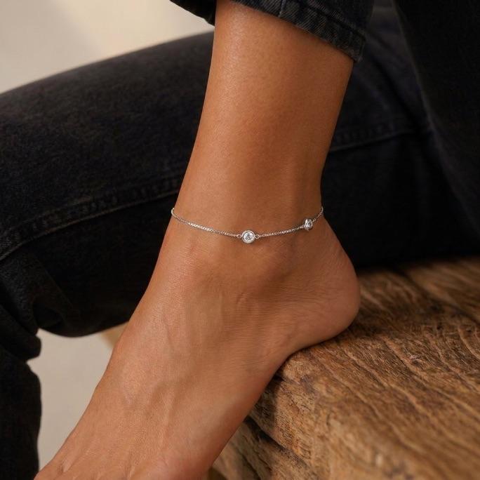 TORNOZELEIRA VENEZIANA COM PONTO DE LUZ CRISTAL E EXTENSOR- BANHADO A RÓDIO BRANCO