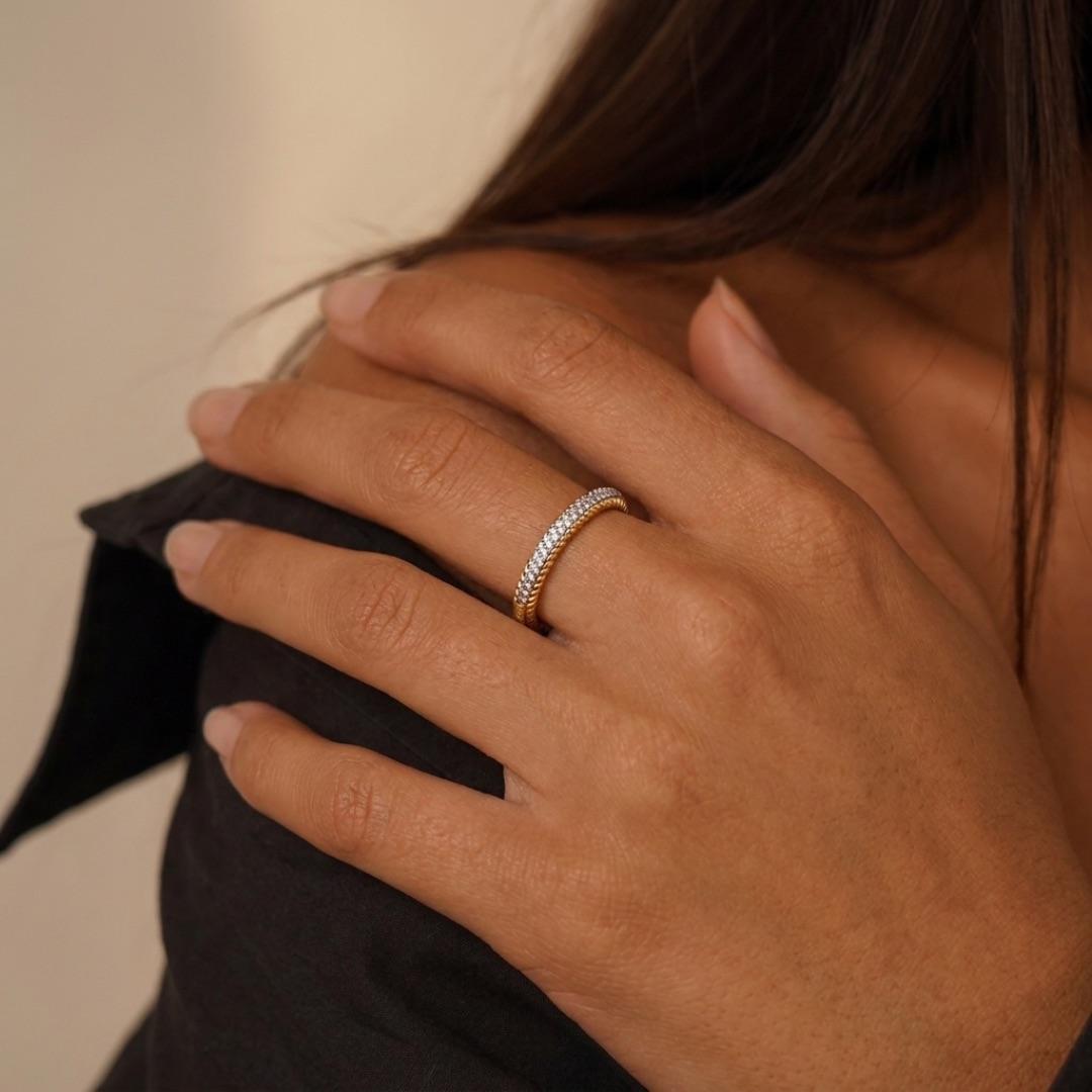 ANEL APARADOR COM FILEIRA DUPLA DE MICRO ZIRCONIA CRISTAL E BOLINHAS  COM APLICAÇÃO DE RODIO BRANCO Nº 16- BANHADO A OURO 18K