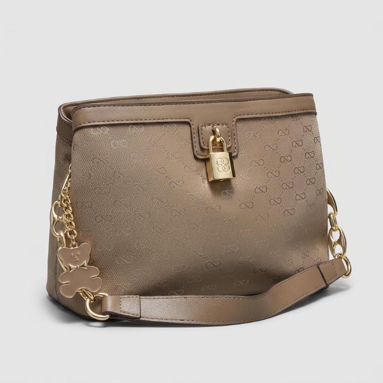 BOLSA CREME  COM FIVELA CADEADO MONOGRAMA  + ALÇA REMOVÍVEL E CHAVEIRO URSO CHENSON