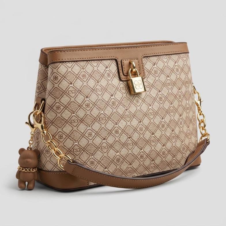 BOLSA CREME  COM FIVELA CADEADO MONOGRAMA  + ALÇA REMOVÍVEL E CHAVEIRO URSO CHENSON