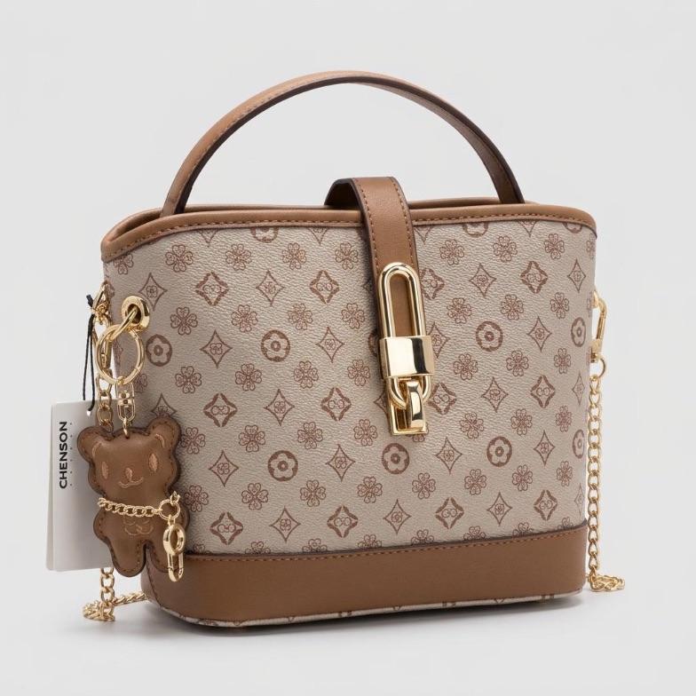 BOLSA CREME  COM FIVELA MONOGRAMA  + ALÇA REMOVÍVEL E CHAVEIRO URSO CHENSON