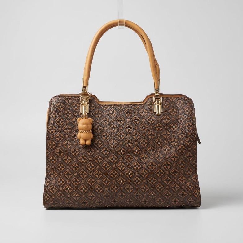 BOLSA MARROM MONOGRAMA COM ZIRCÔNIA + ALÇA REMOVÍVEL E CHAVEIRO URSO CHENSON