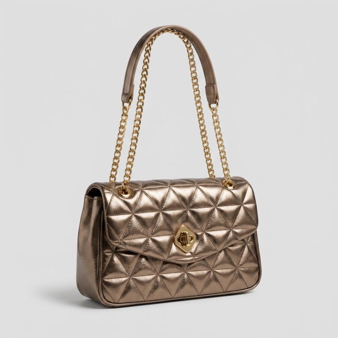 BOLSA METALICA TESTURIZADA TRIANGULO OURO ENVELEHCIDO  COM FIVELA MONOGRAMA  + ALÇA GRUMET CHENSON