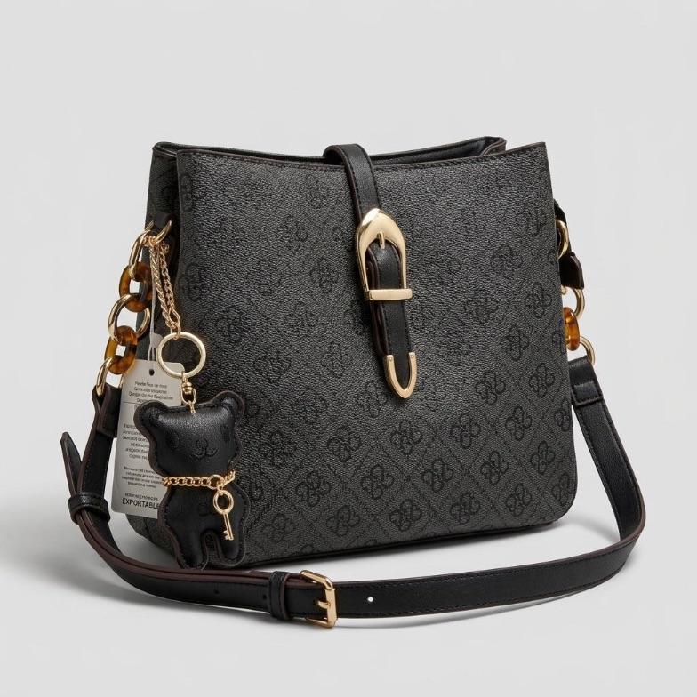 BOLSA PRETO  COM FIVELA MONOGRAMA  + ALÇA REMOVÍVEL E CHAVEIRO URSO CHENSON