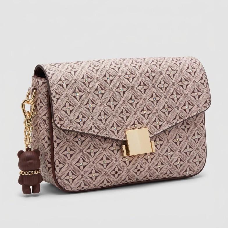 BOLSA ROSÉ COM FIVELA E BRILHO MONOGRAMA  + ALÇA REMOVÍVEL E CHAVEIRO URSO CHENSON