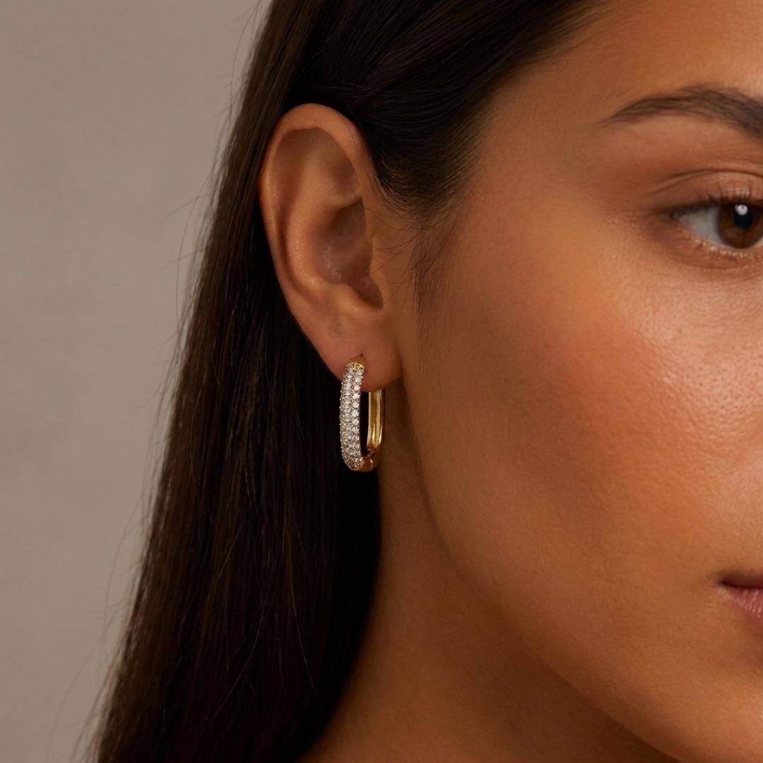 BRINCO ARGOLA ABAULADA ESTICADA FINA GRANDE COM FILEIRA TRIPLA E MICRO ZIRCÔNIA CRISTAL - BANHADO A OURO 18K