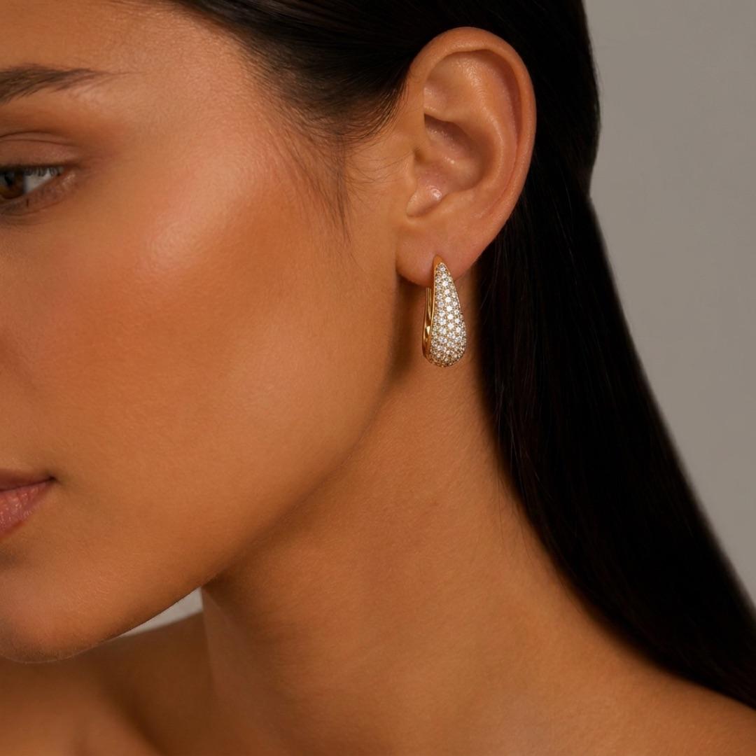 BRINCO ARGOLA ABAULADA ESTICADA MÉDIO COM FILEIRA TRIPLA COM MICRO ZIRCÔNIA CRISTAL E DETALHES EM BOLINHAS    - BANHADO A OURO 18K