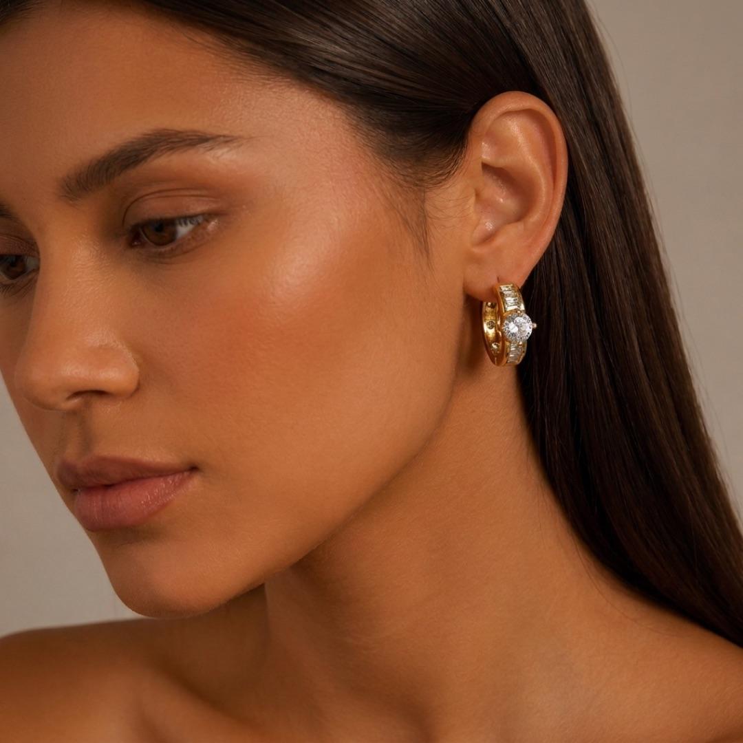 BRINCO ARGOLA GRANDE COM PONTO DE LUZ E NAVETE CRISTAL - BANHADO A OURO 18K