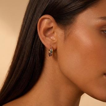 BRINCO ARGOLA TORTA COM MICRO ZIRCONIA COLORIDA  - BANHADO A OURO 18K