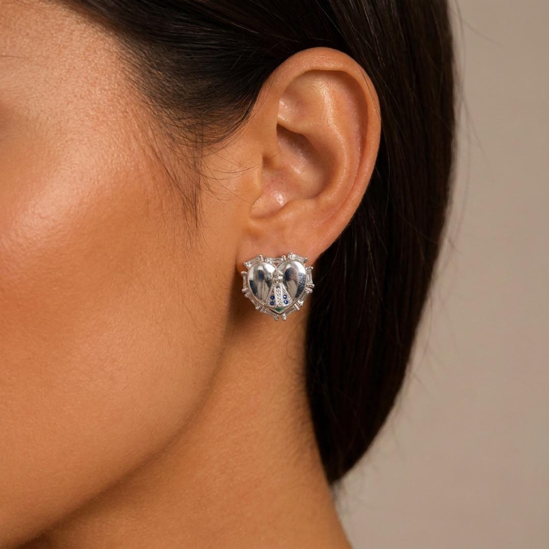 BRINCO CORAÇÃO CHEIO COM NOSSA SENHORA DE APARECIDA ZIRCONIA AZUL E NAVETE CRISTAL - BANHADO A PRATA 925